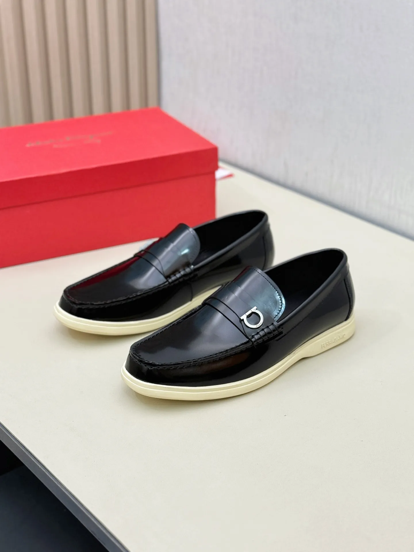 [Ferragamo] P: 580💰 Number of yards: 38~44 (45 orders are non-returnable) Ferragam's new men's driving shoes, the fabric is made of imported cowhide, with visible texture, heavy industrial stitching, dyed calfskin inside, standard logo cowhide feet, big-name experience, soft and comfortable on the feet, a men's favorite, special non-slip and wear-resistant rubber soles, easy to handle various occasions, with original box packaging!